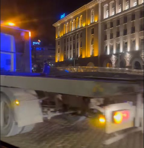 Извънредна ситуация посред нощ на жълтите павета в София ВИДЕО