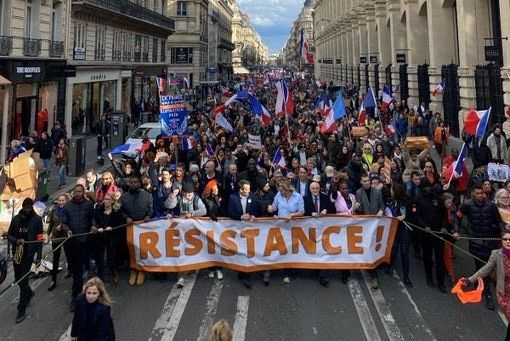 Мощна демонстрация против доставките на оръжия за Украйна в Париж ВИДЕО