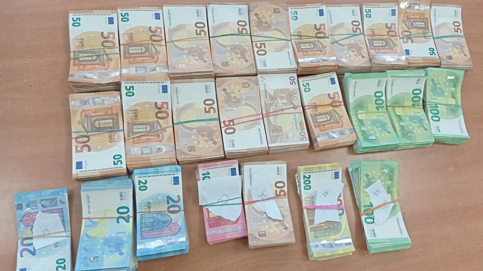 Мега удар! Родни митничари спипаха над 700 бона на...