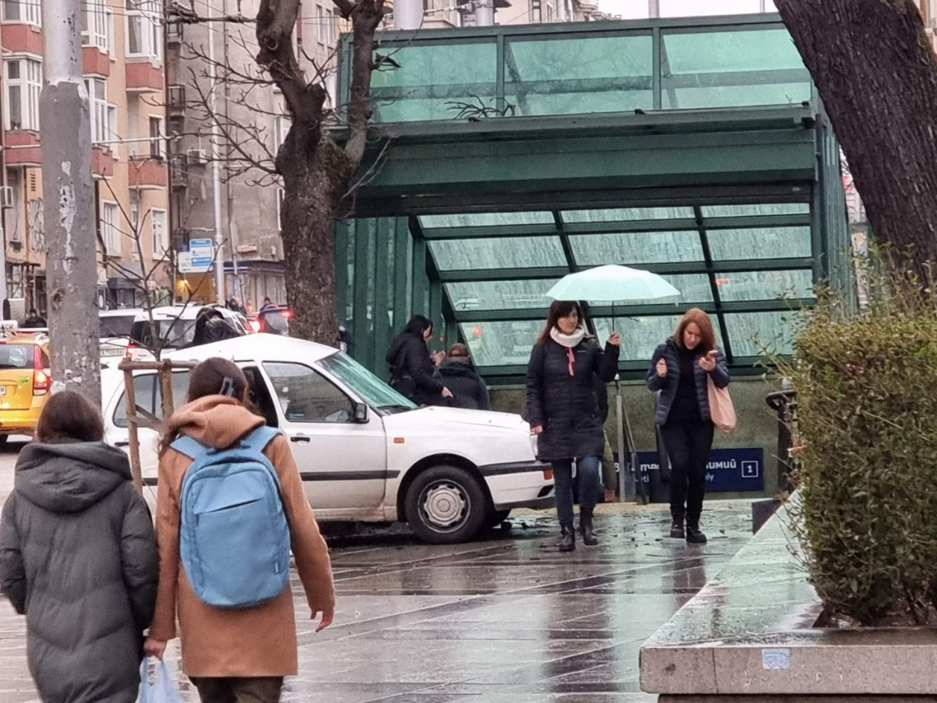 Сигнал до БЛИЦ: Джигит с Голф се заби в станция на метрото в центъра на София СНИМКА