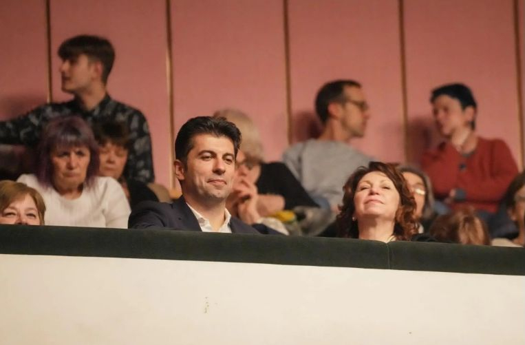Лъсна поредна зрителна измама на Кирил Петков СНИМКИ