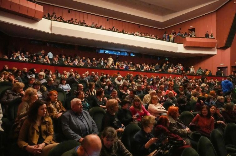 Лъсна поредна зрителна измама на Кирил Петков СНИМКИ