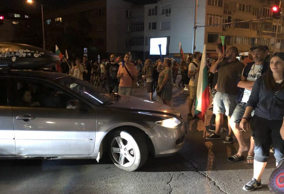 Протестъри изпотрошиха колата на майка с деца в София, ето какво ги сполетя