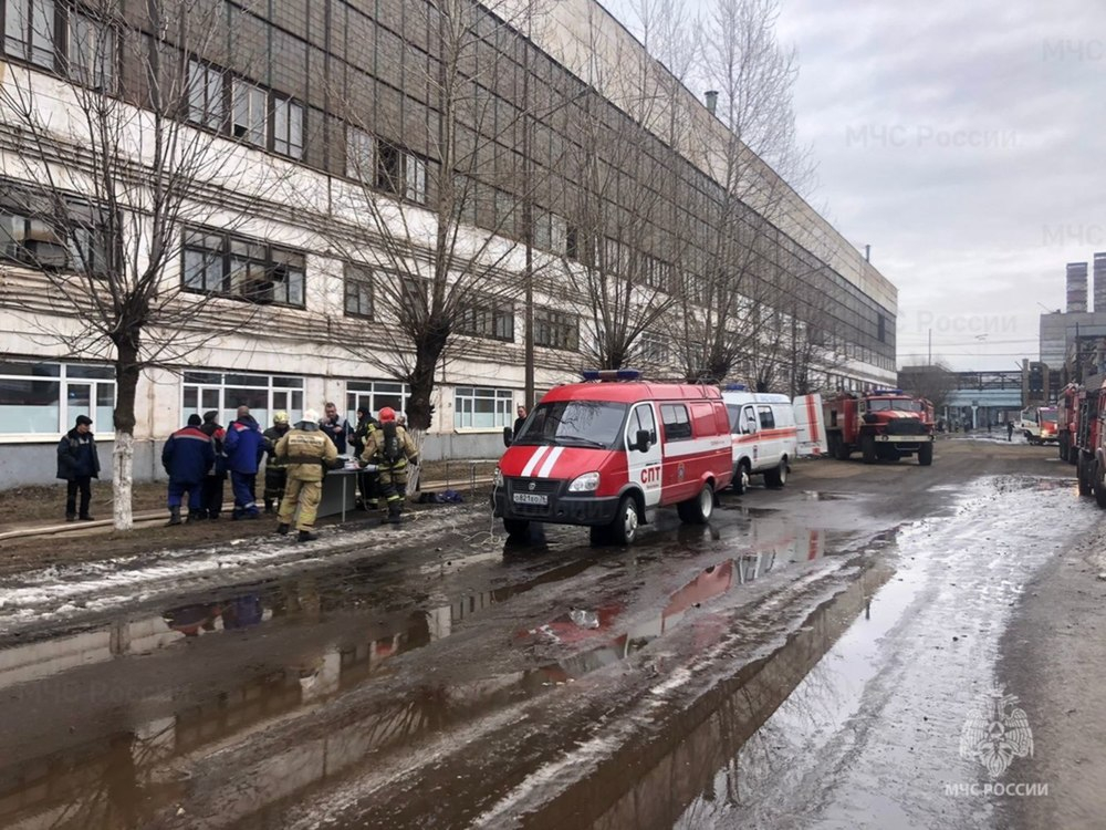Руски завод за военни части избухна в пламъци СНИМКИ 