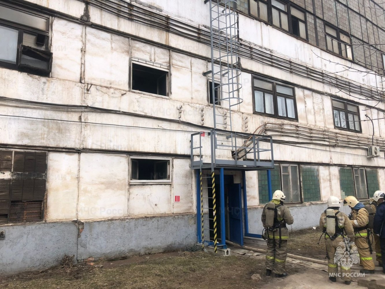 Руски завод за военни части избухна в пламъци СНИМКИ 