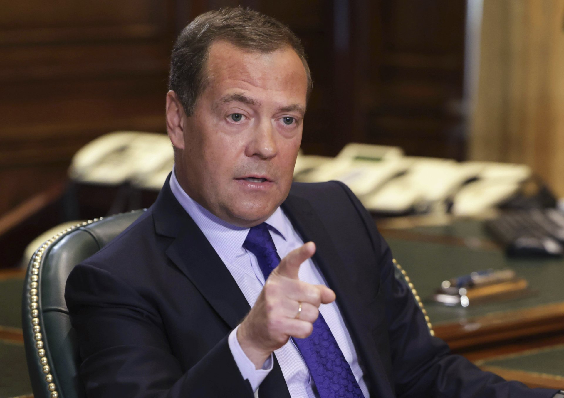 Медведев прочете телеграма на Сталин на шефовете на военните заводи: Ако не си вършите работата...ВИДЕО