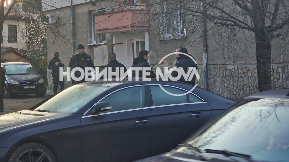 Почерня от полиция в Казанлък от ранни зори, ето какво става СНИМКИ