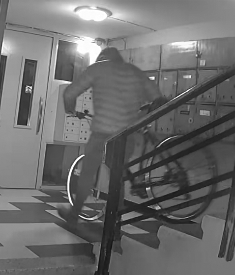 Столичани, затваряйте входните врати и се оглеждайте за тези две лица! СНИМКИ