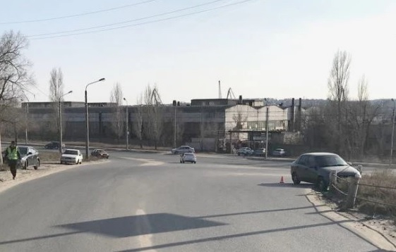 Зрелищни ВИДЕА: Млада шофьорка скочи в движение от колата си на пътя, вижте защо
