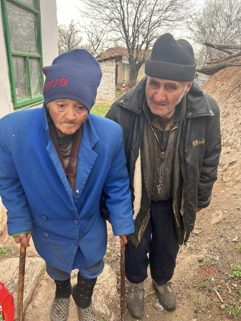 Потресаваща бедност: Дядо от Монтана бута жена си в количка за вар, за да я заведе на лекар