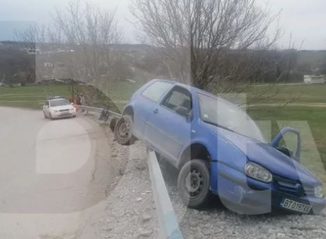 Мъж излезе от селската кръчма и се метна на колата, накрая се озова на... ВИДЕО