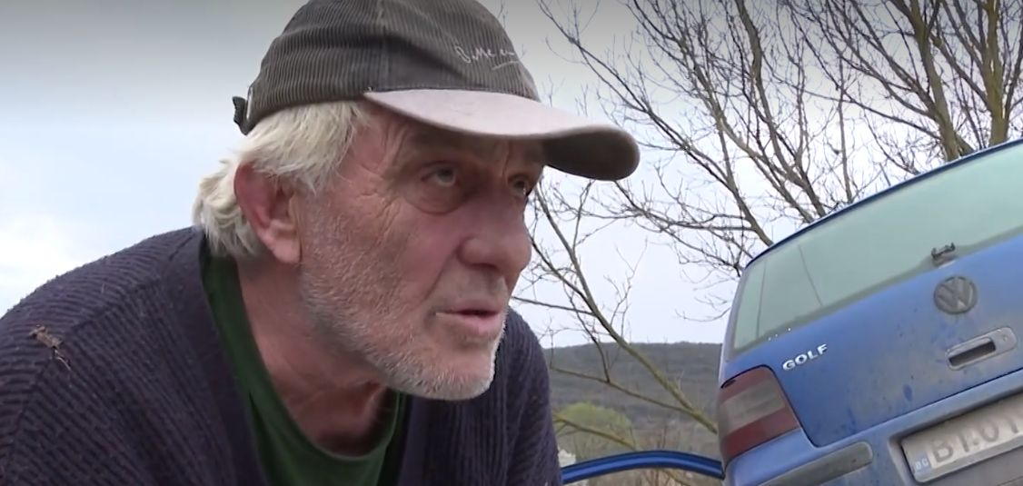 Мъж излезе от селската кръчма и се метна на колата, накрая се озова на... ВИДЕО