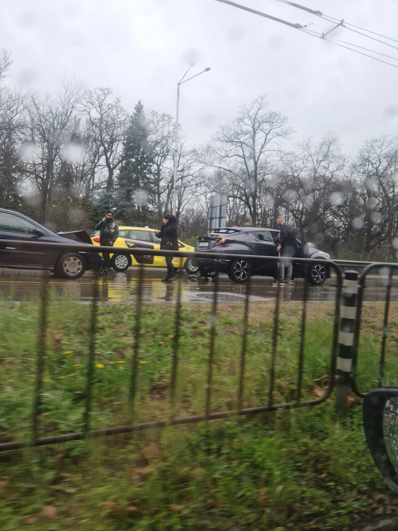 В София е като на война след дъжда, мелета блокираха ключов булевард ВИДЕО 
