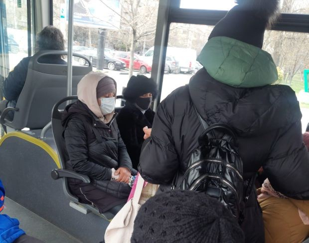 Пет маскирани ромки нахлуха в автобус 76 в София и стана страшно 