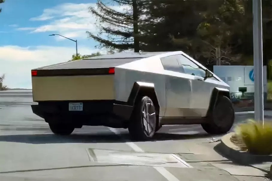 Заснеха как Tesla Cybertruck вилнее по пътя ВИДЕО 