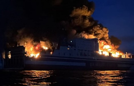 Много загинали и ранени при огромен пожар на ферибот във Филипините