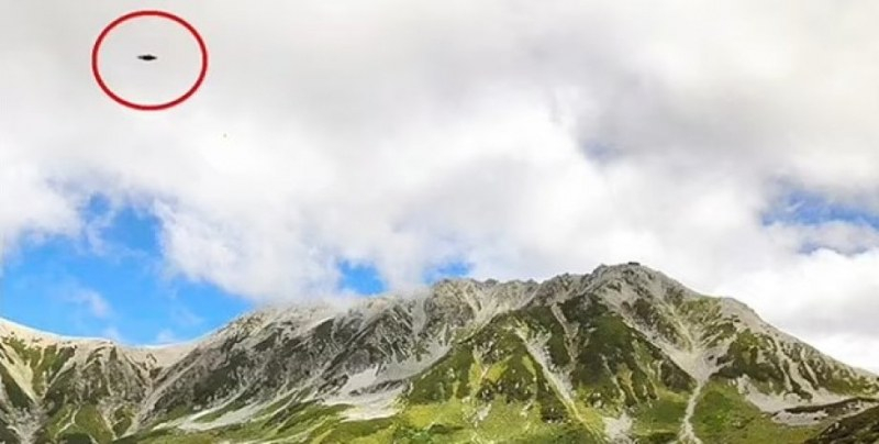 Заснеха НЛО да кръжи над мистериозна планина в Япония СНИМКИ