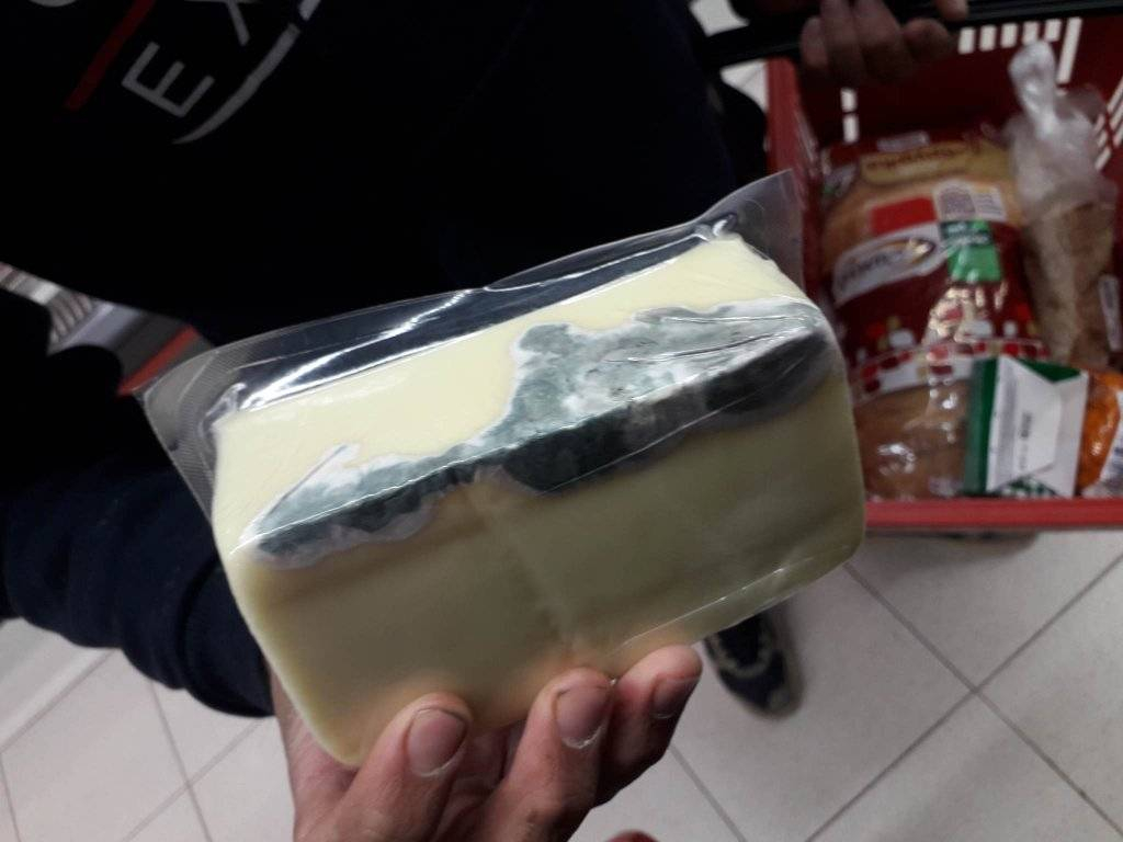 Столичани взеха парче кашкавал от магазина и лошо им стана СНИМКИ