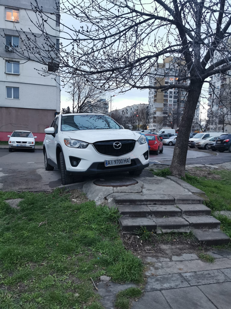 Цял "Люлин" пропищя от украинските бежанци и мощните им джипове СНИМКА