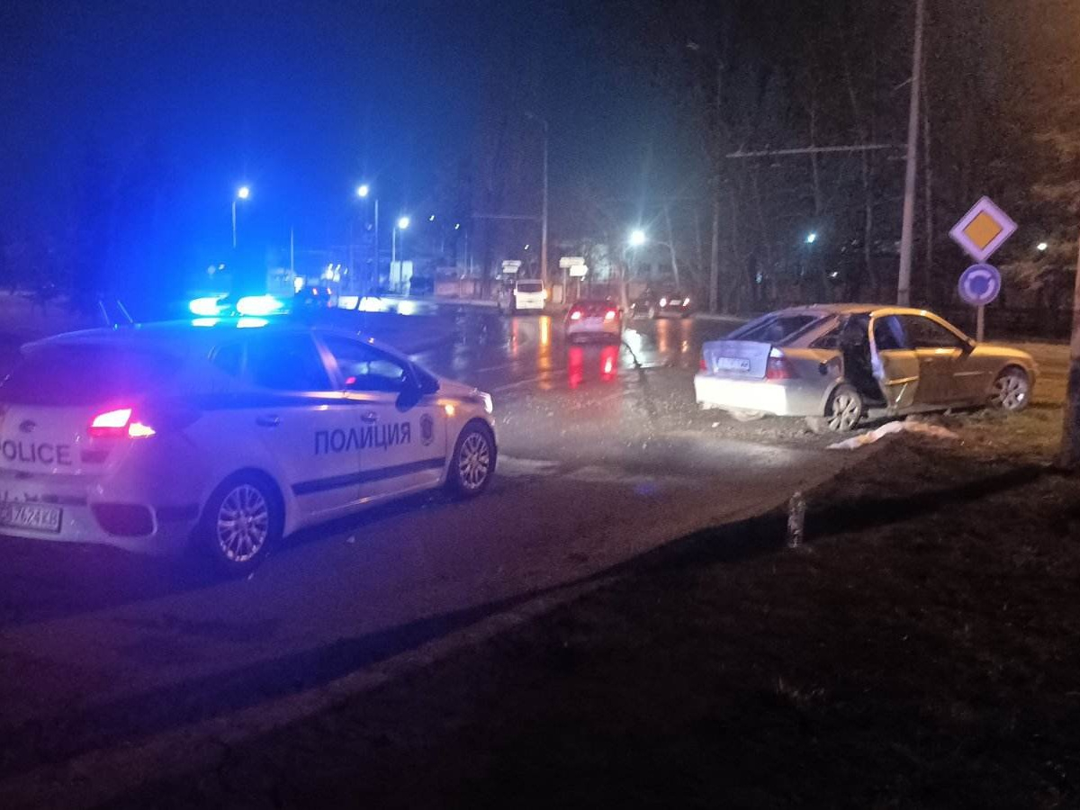 Шофьор влетя с бясна скорост в кръгово в Бургас и стана голяма беля СНИМКИ