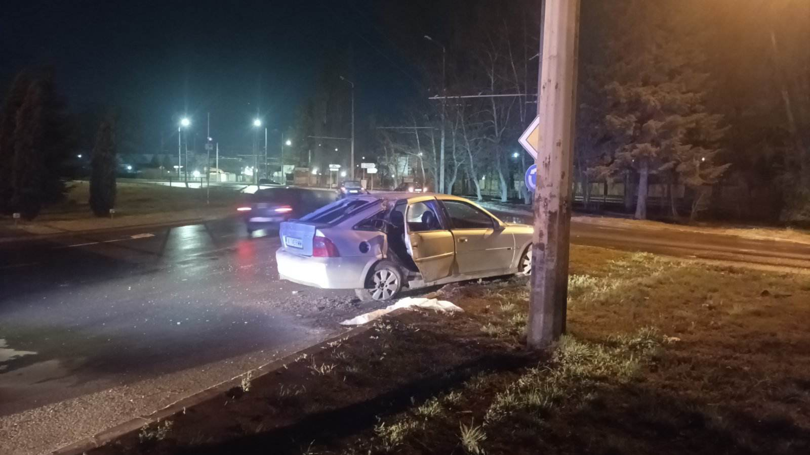 Шофьор влетя с бясна скорост в кръгово в Бургас и стана голяма беля СНИМКИ