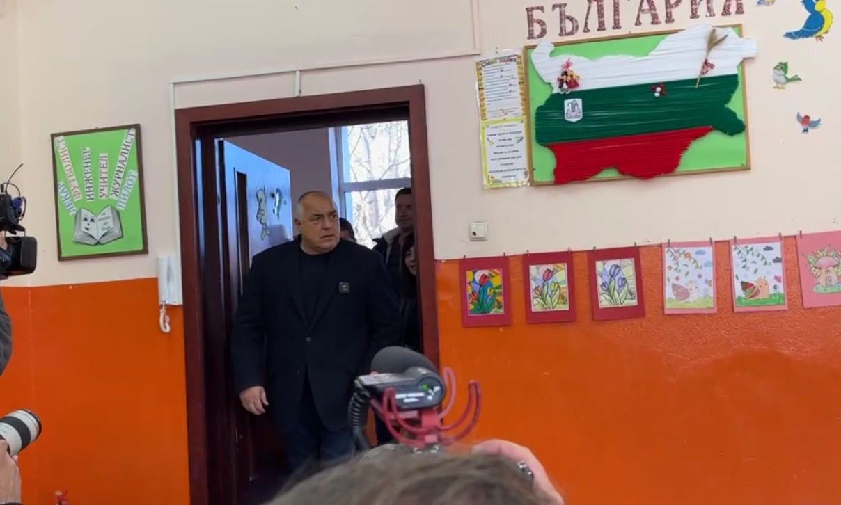 Борисов гласува с хартиена бюлетина, уточни за кой и предупреди за самоубийствен атентат ВИДЕО