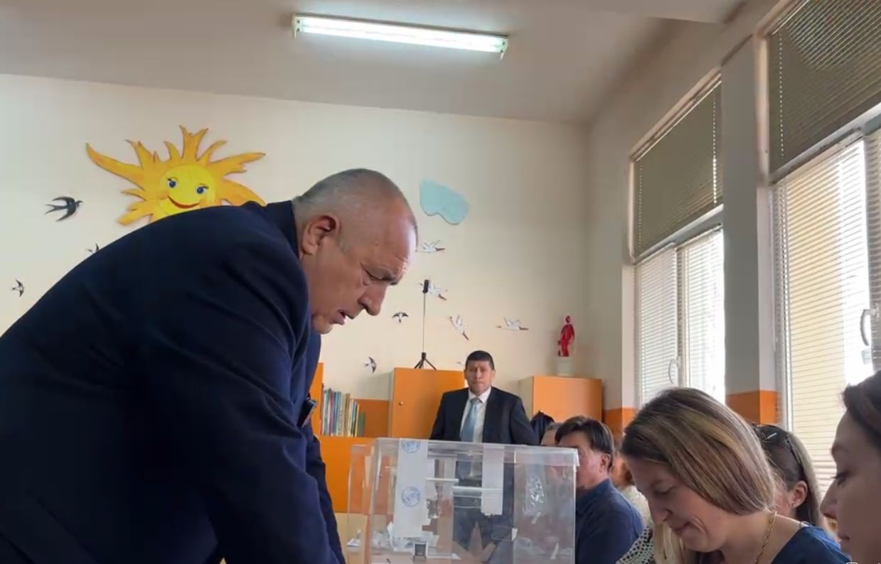 Борисов гласува с хартиена бюлетина, уточни за кой и предупреди за самоубийствен атентат ВИДЕО