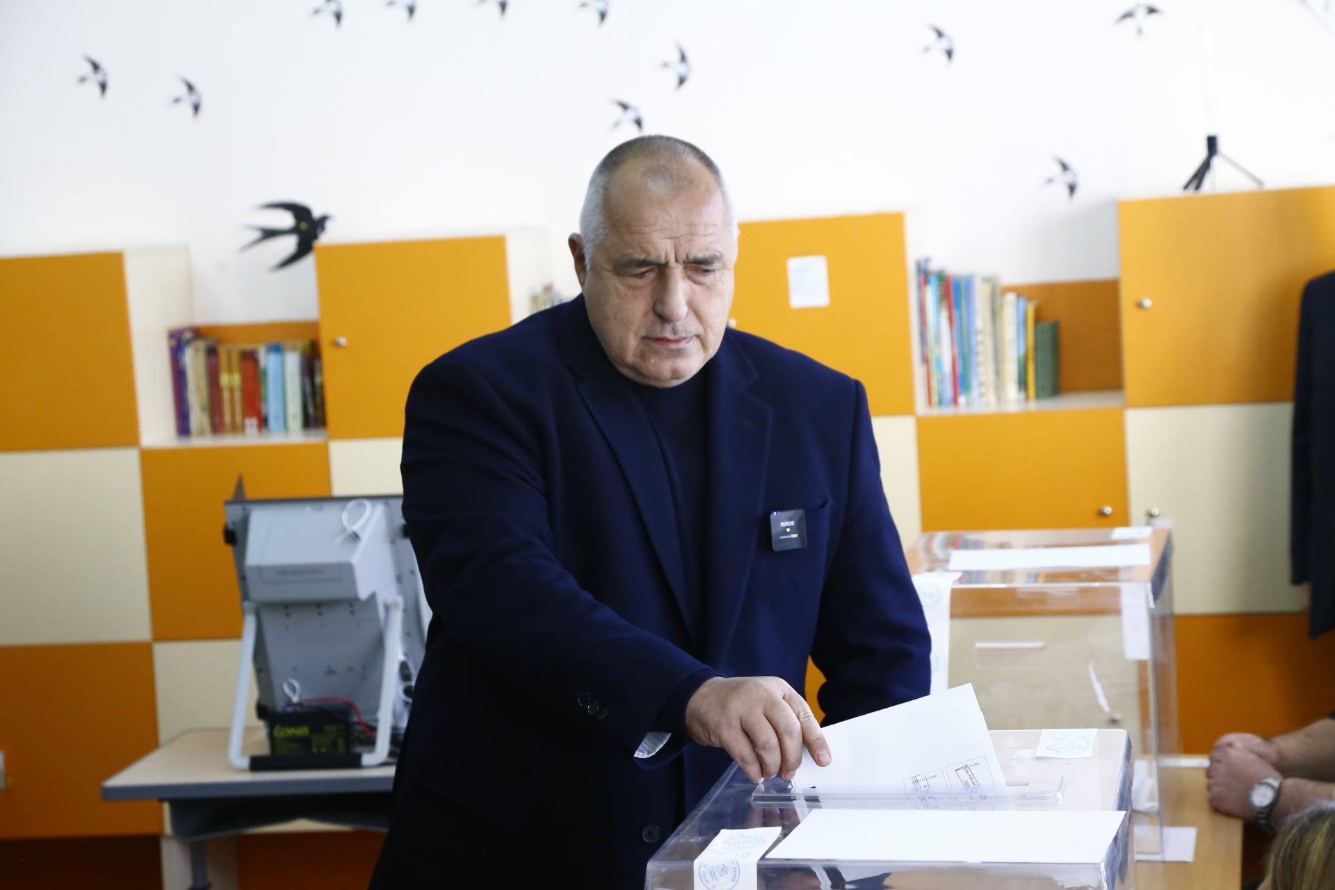 Борисов гласува с хартиена бюлетина, уточни за кой и предупреди за самоубийствен атентат ВИДЕО