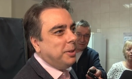 Голяма мъка с Асен Василев при гласуването му с машина в Хасково, ето какво се случи
