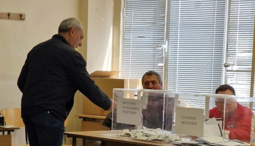 Възрастен пловдивчанин шокира членовете на СИК! Първо си скъса бюлетината, а после... 