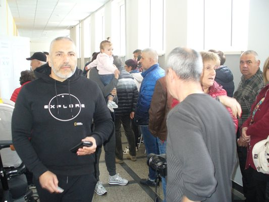 Бум на сигналите за агитации в изборния ден в ресторант в Добрич