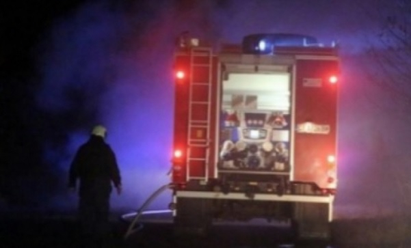Първо в БЛИЦ: Пожар бушува в столичен квартал, хвърчат пожарни