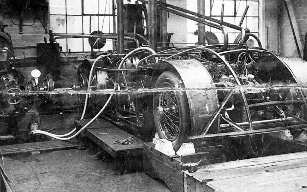 Уникално: Кола от 1927 година ускори до 322 км/ч  ВИДЕО