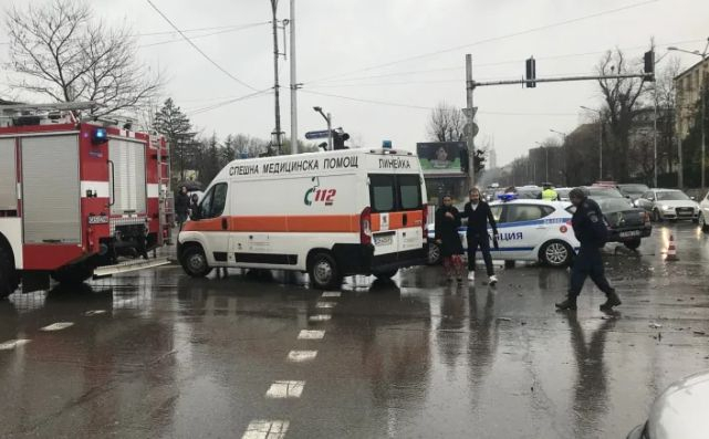 Зрелищно меле с Порше блокира центъра на София, и пиле не може да прехвръкне СНИМКИ 