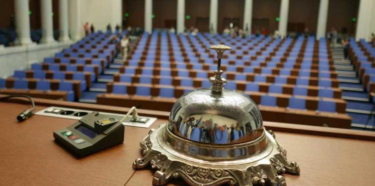 Тайната падна: Ето кой удря първия звънец на новото Народно събрание 