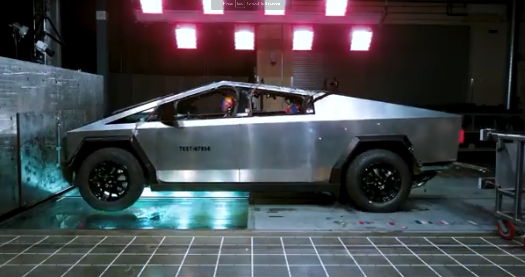 Краш тест: Засилиха Tesla Cybertruck към стена, а после ... ВИДЕО