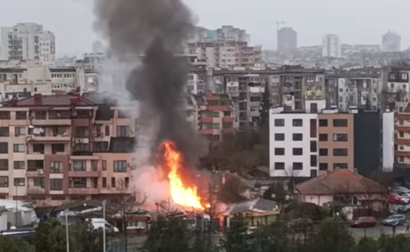 Небето над Бургас почерня: Чува се пукот, а огнени кълбета... ВИДЕО 