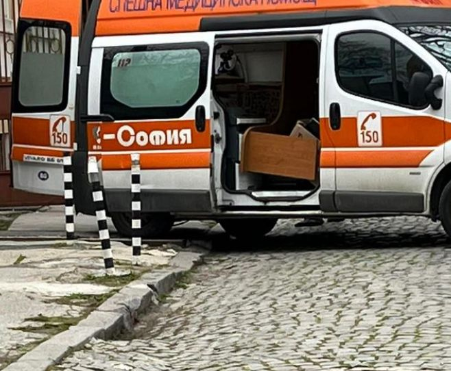 Столичани гледат и не вярват на очите си: Защо тази линейка е пълна с... СНИМКИ 