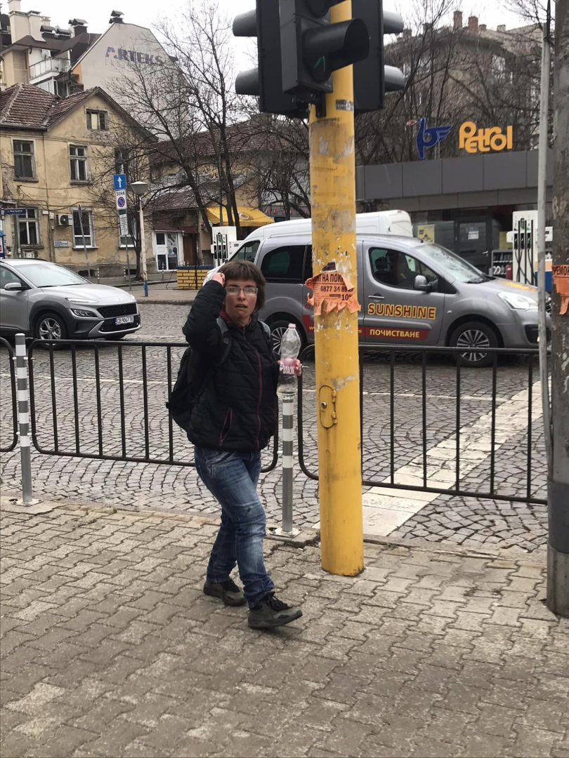 Нов ужас! Жена напада хора с шило по улици и кръстовища в София СНИМКИ