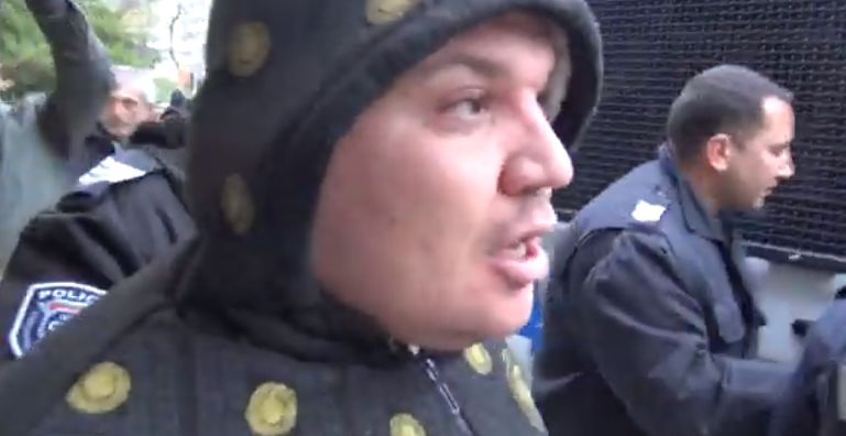 Тошо Куката с нелепо оправдание за скандалния клип по време на ареста СНИМКИ