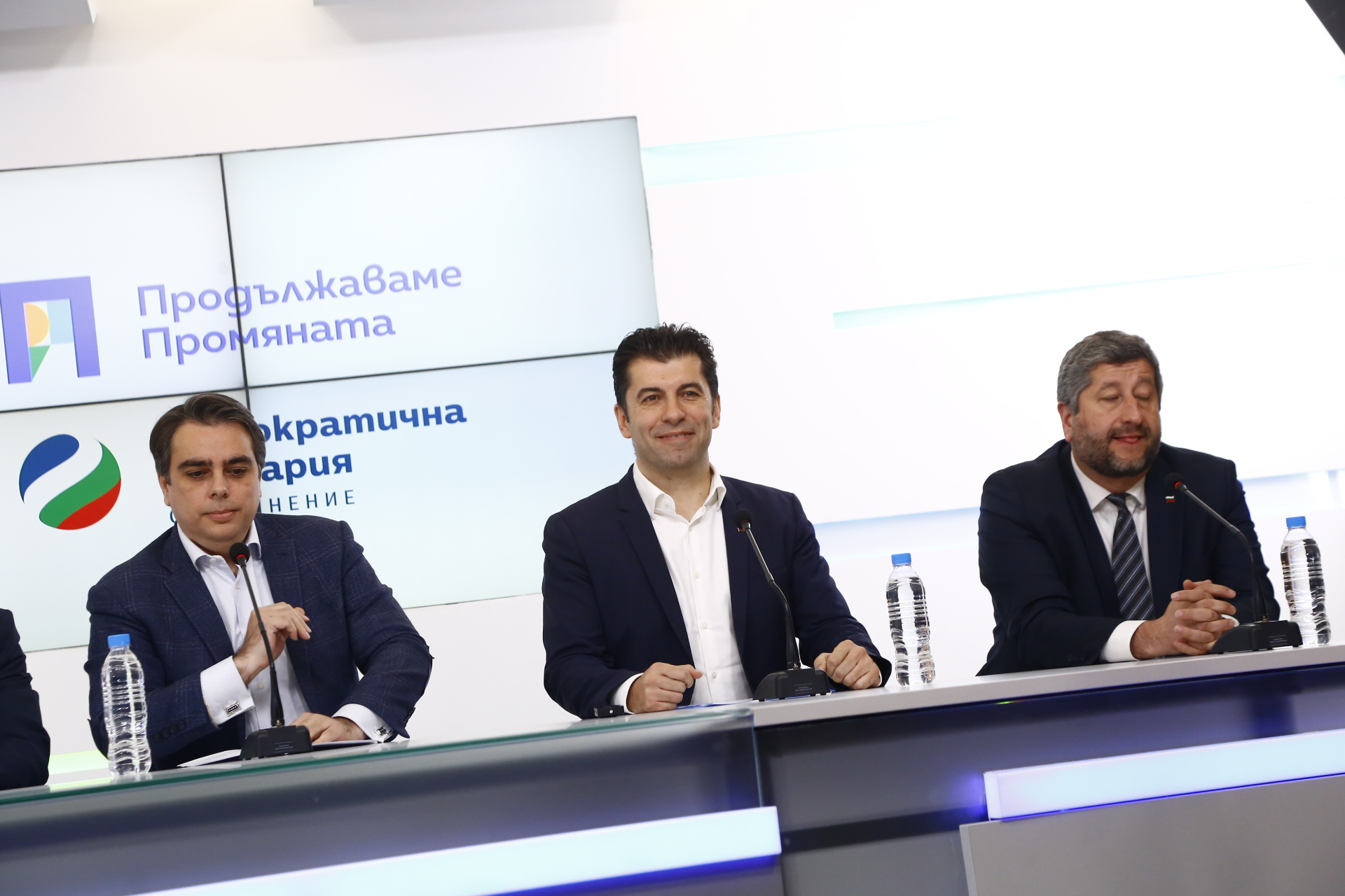 Мрежата клокочи за договореното ротационно правителство между ГЕРБ и ПП