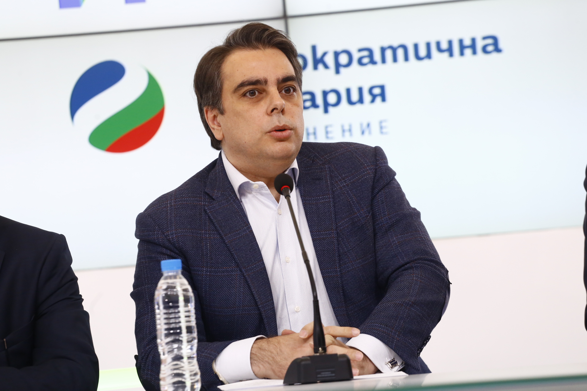 Асен Василев с нов чутовен гаф, свързан с цяла България