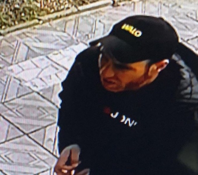 Познавате ли го? Този мъж опитва да влезе в апартаменти в столичен квартал СНИМКА