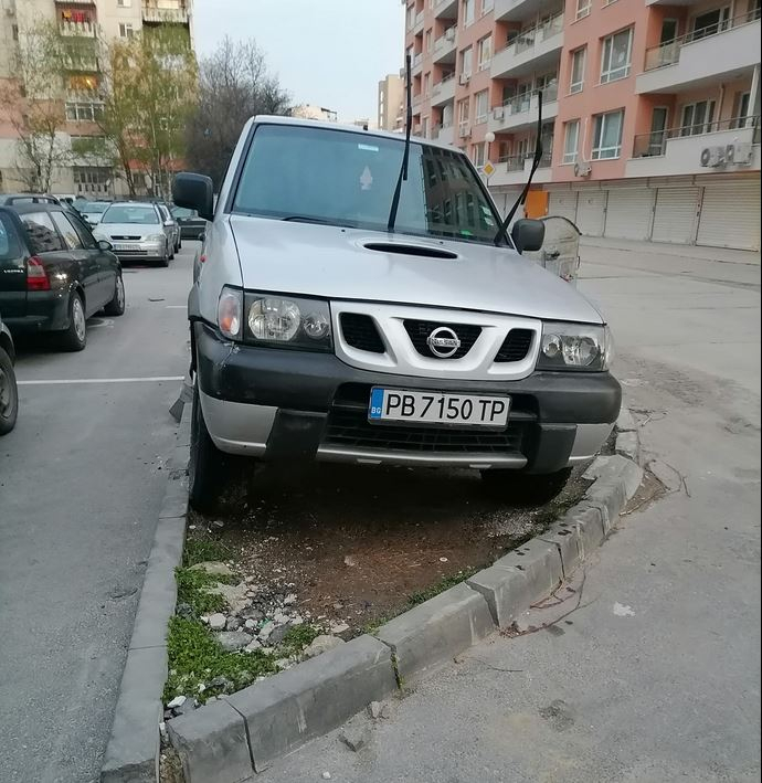 Пловдивчанин паркира джипа си на тротоар, а след това се оказа, че...СНИМКИ