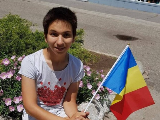 Тайната падна: Ето как Даниел се превърна в Емили Тротинетката СНИМКИ