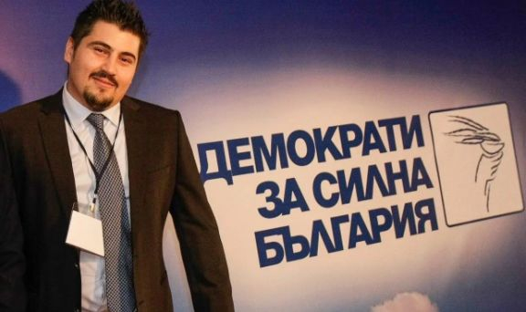 Скандал: Разбра се кои са хората на ген. Атанасов, блъскали и изхвърлили журналист от брифинга на ПП-ДБ СНИМКИ
