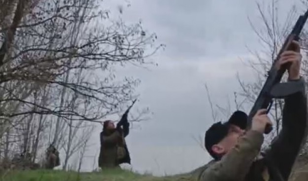 ВИДЕО от войната: Руски военни отблъснаха атака на украински тежки дронове със стрелба от...