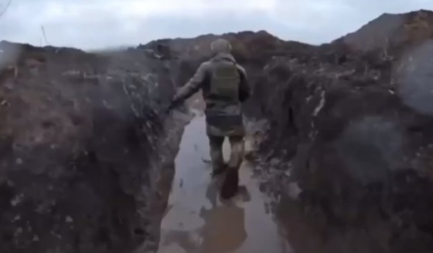 Генерал Сирски показа потресващо ВИДЕО с украински бойци в окопите на предната фронтова линия