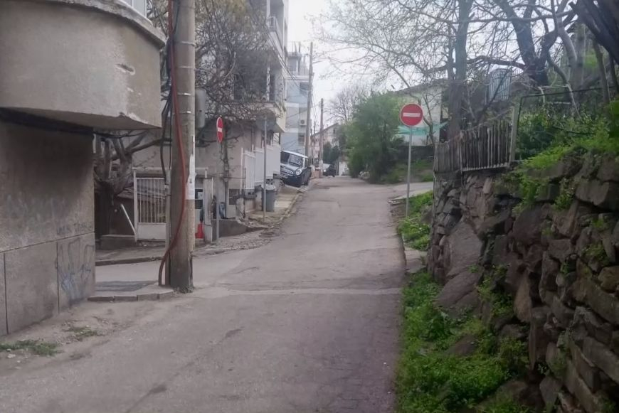 Шофьорски абсурд: 8 от 10 коли се блъскат в този стълб ВИДЕО 