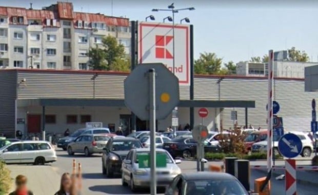 Жена пазарува в "Кауфланд", а когато си тръгна, изпищя, че...